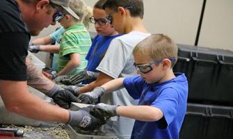 Elementary School Students Make Fidget Spinner | Waupaca Foundry